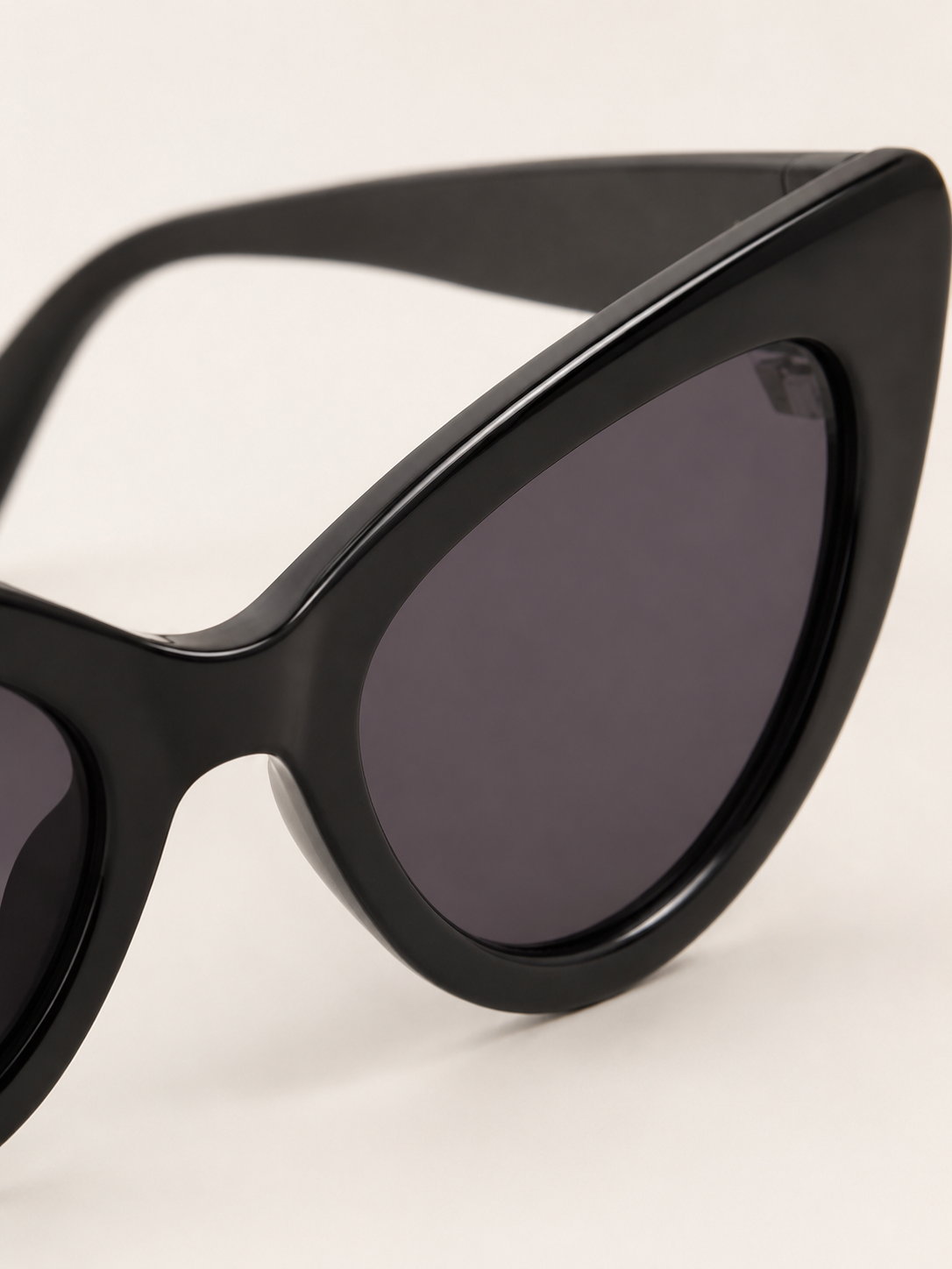 Trending Cat-Eye Sunglasses detail