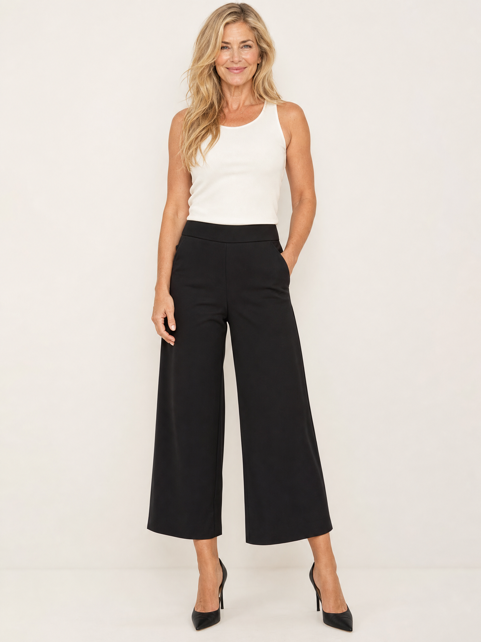 Cropped Wide-Leg Trousers Culottes on the LUNETTE model